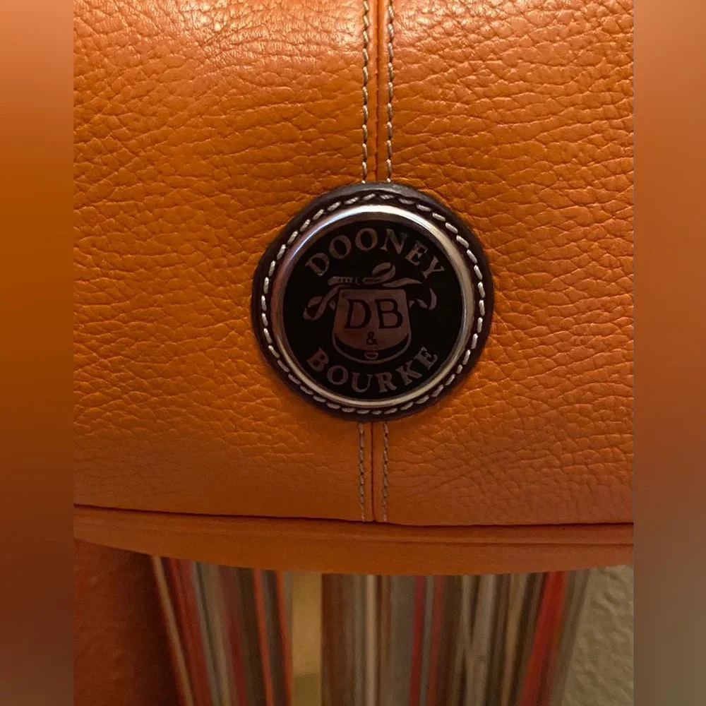 Dooney & Bourke -VINTAGE- Y2K - GUC - Orange and Brown Hobo Bag